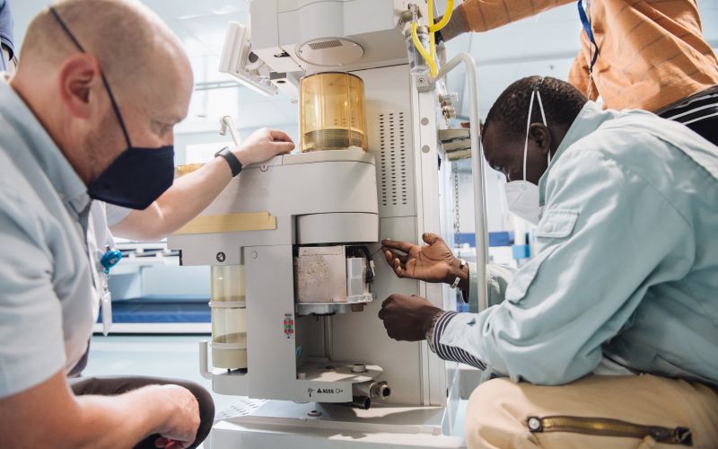 Il personale medico si esercita nella somministrazione di anestetici